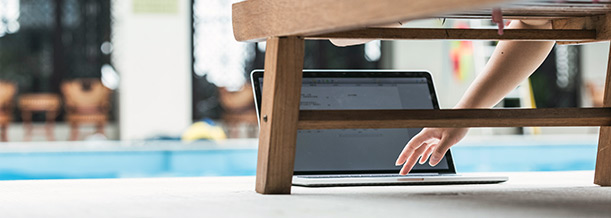Liege vor Pool mit macbook